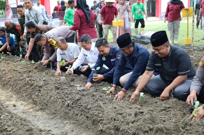 
					Dukung Program Ketahanan Pangan, Lapas Pekanbaru Ikuti Penanaman Benih Jagung, Pepaya dan Penyebaran Benih Ikan di Lapas Terbuka Rumbai.