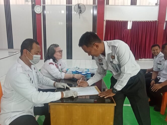 
					Konsisten Perangi Narkoba, Lapas Pekanbaru Lakukan Tes Urin Berkala Kepada Petugas dan Warga Binaan.