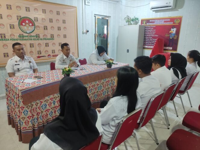 
					Motivasi Untuk Tingkatkan Kinerja Pegawai, Kasubag TU Adakan Rapat Internal.