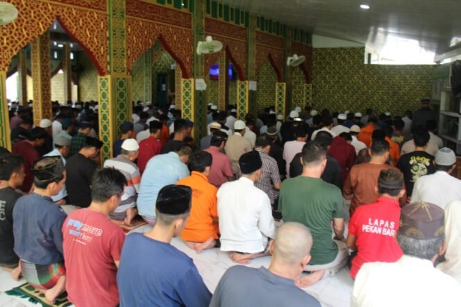 
					Berkah Awal Tahun, Petugas dan Warga Binaan Lapas Pekanbaru Sholat Jumat Berjamaah.