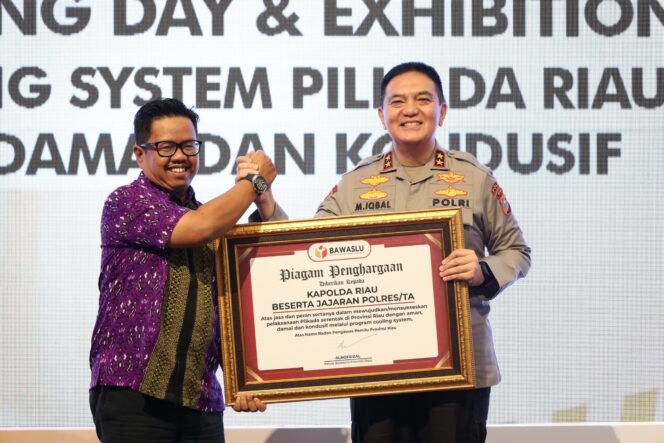 
					KPU-Bawaslu Ganjar Penghargaan ke Polda Riau, Dinilai Sukses Amankan Pilkada.