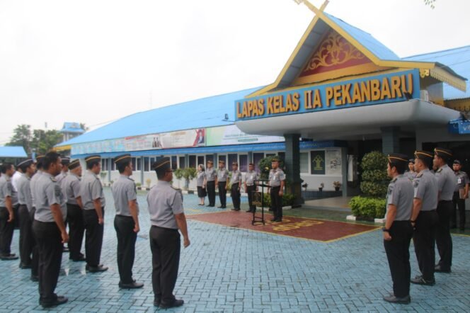 
					Gerimis Tidak Menyurutkan Semangat Petugas Lapas Pekanbaru Dalam Pelaksanaan Apel Pagi