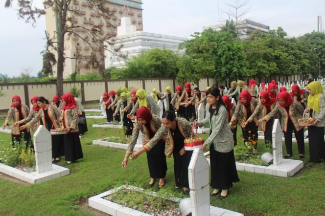 
					Peringati HUT PIPAS ke-21, PIPAS Lapas Pekanbaru Ikuti Ziarah dan Tabur Bunga di Taman Makam Pahlawan Kusuma Dharma.