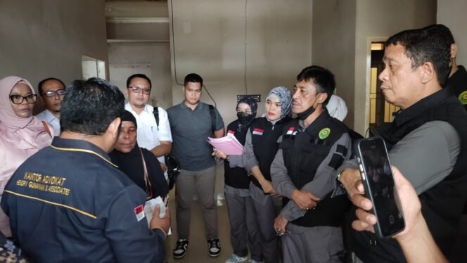 
					Diduga PT. ANUGERAH DUA PUTRI Menipu Konsumen, Nur Asni Rasyid Menjadi Korban Kedzaliman dengan Iming-iming Membeli Rumah secara Paksa Hingga Sang Suami Meninggal Dunia Dalam Menghadapi Permasalahan Tersebut.