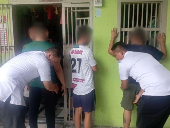 
					Jaga Situasi Aman dan Kondusif, Lapas Pekanbaru Gelar Razia Kamar Hunian Warga Binaan