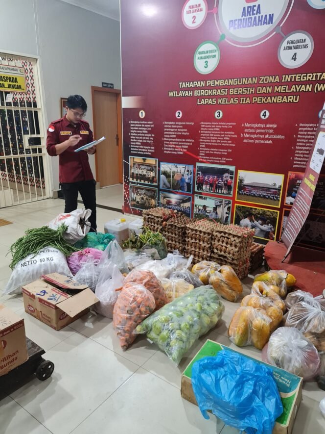 
					Pastikan Kebutuhan Gizi Warga Binaan Terpenuhi, Petugas Lapas Pekanbaru Lakukan Pemeriksaan Bahan Makanan