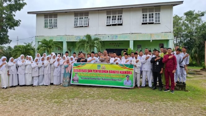 
					Kapolsek Rambah Hilir Sosialisasikan Bahaya Penyalahgunaan Narkoba dan Bullying di SMK Ahmad Latifah