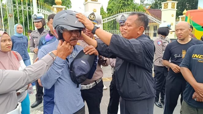
					Sembari Olahraga Pagi Dirlantas Polda Riau Sapa Pengunjung CFD Pekanbaru & Bagikan Helm SNI