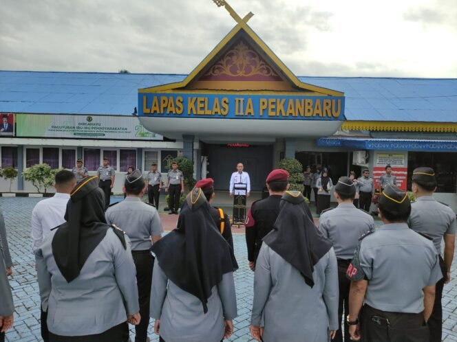 
					Melalui Apel Pagi Senin Kalapas Amanatkan Untuk Terus Menjaga Integritas dan Kediplinan Dalam Bekerja