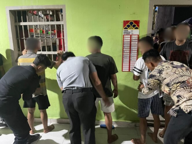 
					Antisipasi Gangguan Kamtib, Lapas Pekanbaru Lakukan Razia Kamar Hunian