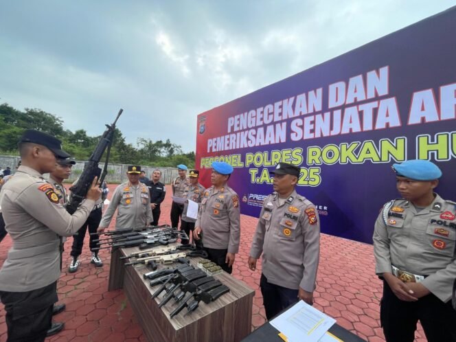
					Kapolres Pimpin Lakukan Pemeriksaan Senjata Api Di Lapangan Mapolres