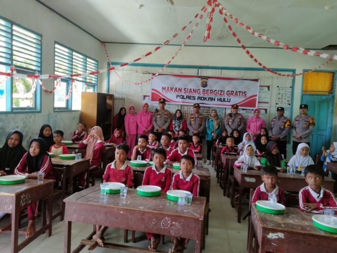 
					Polres Rokan Hulu Gelar Program Pemberian Makan Siang Bergizi Gratis Untuk Anak Sekolah