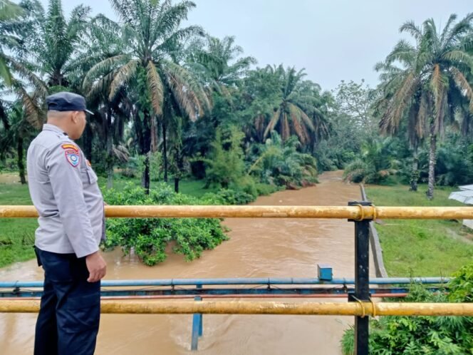 
					Demi Keselamatan Warga, Polsek Kabun Lakukan Pengecekan Debit Air Sungai Lo Dan Himbauan Kamtibmas.