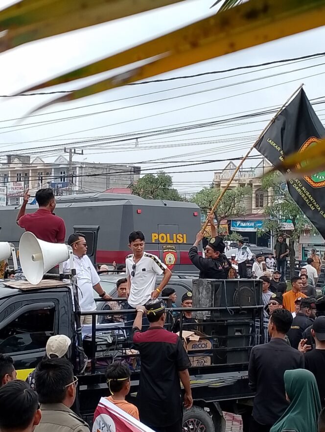 
					Diduga Sarang Maksiat, Kedua Kalinya Ratusan Massa Demo Chr matic Family Karaoke, Massa Blokir Jalan Pekanbaru-Kampar.