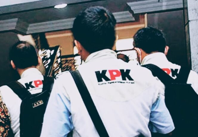 
					Breaking News !! KPK Geledah Kantor Dinas PUPR Provinsi Riau, Kasus Apa?