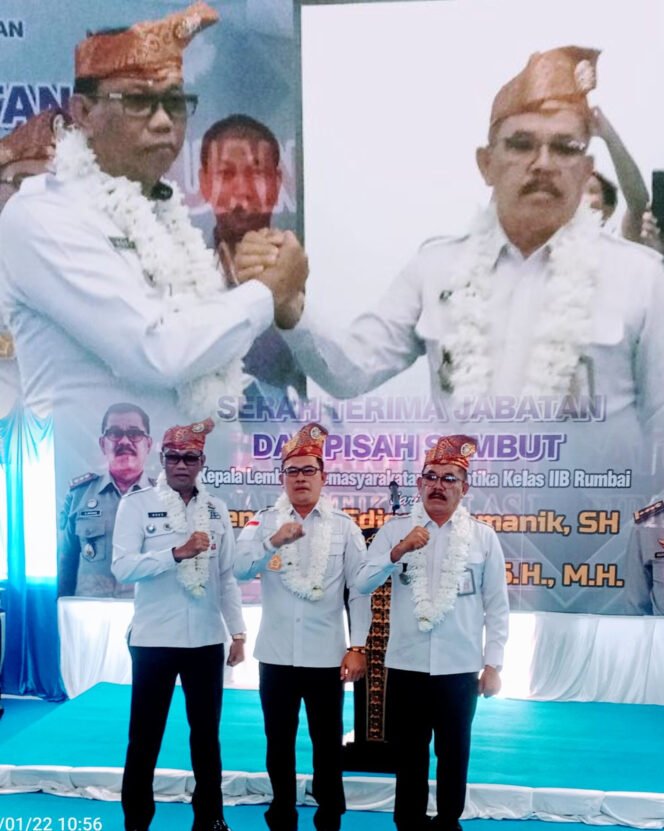 
					Sertijab Penuh Khidmat, Kalapas Kelas IIB Narkotika Rumbai Pekanbaru Henri Alfa Edison Damanik Kepada PLTAgus Pritiatno.