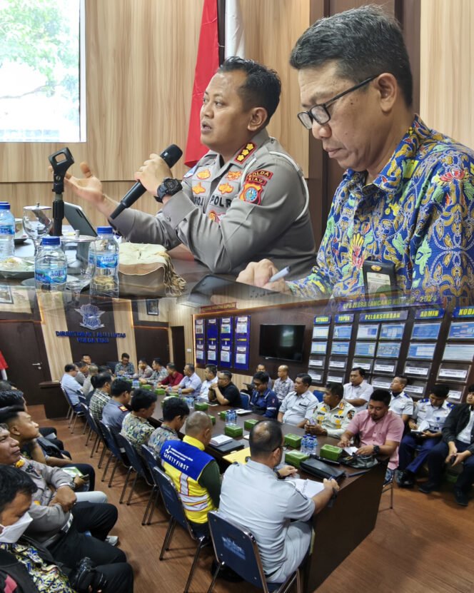 
					Jelang Hari Libur Dirlantas Polda Riau Pimpin Rapat LLAJ 2025