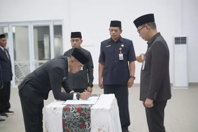 
					Pelantikan 18 Pejabat Eselon III dan IV Pemkab Kuansing