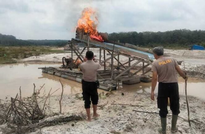 
					Lima Alat Tambang Emas Hangus dibakar Polres Kuansing Tertibkan Aktivitas Ilegal