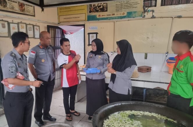 
					Pastikan Makanan Warga Binaan Sehat dan Nikmat, Kalapas Gandeng Tim Racik Bumbu Lapas Pekanbaru Tinjau Pengelolaan Makanan di Dapur.