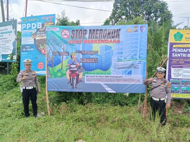 
					Satlantas Polres Rokan Hulu Gelar Kampanye Keselamatan Berlalu Lintas Melalui Pemasangan Spanduk Himbauan