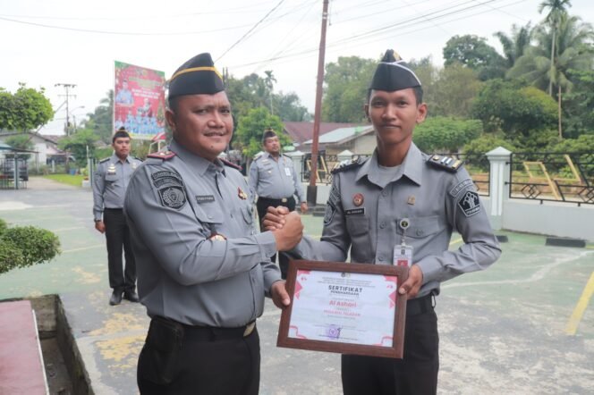 
					Apresiasi Kinerja Pegawai, Kalapas Pasir Pangaraian Sematkan Tanda Kenaikan Pangkat dan Best Employee.