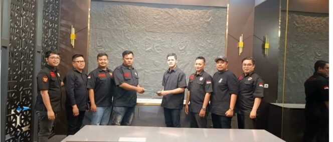 
					Sah, Elzi Siregar menerima SK DPD GM GRIB Riau Dari Herdinand Hercules RM Ketum DPP GM GRIB.