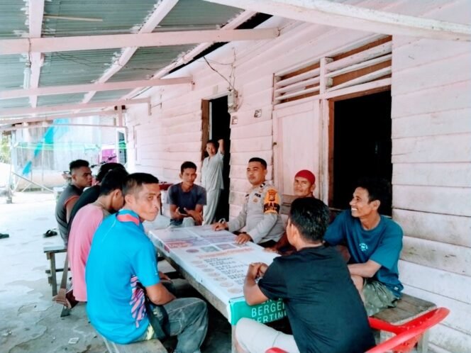 
					Bhabinkamtibmas Bonai Darussalam Ajak Masyarakat Jaga Keamanan dan Hindari Karhutla dalam Jumat Curhat