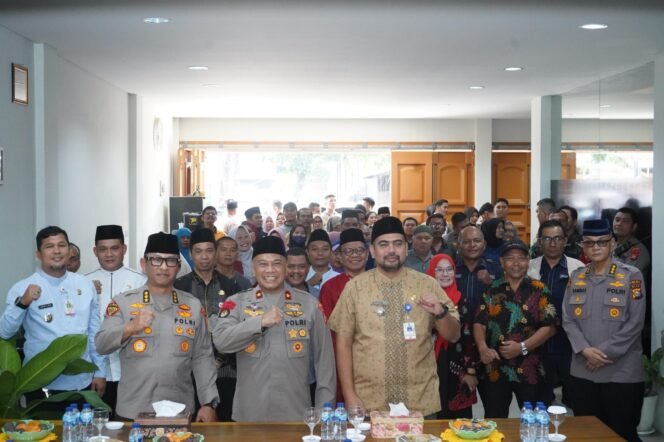 
					Wakapolda Riau Jumat Curhat di Kecamatan Payung Sekaki