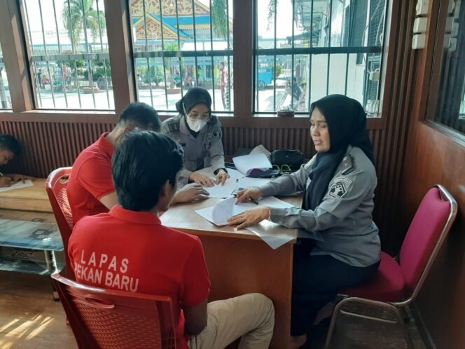 
					Penuhi Syarat Memperoleh Program Integrasi, WBP Lapas Pekanbaru Ikuti Kegiatan Litmas Oleh PK Bapas.