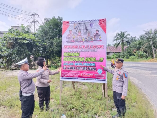 
					Satlantas Polres Rohul Pasang Spanduk Keselamatan di Titik Rawan Kecelakaan