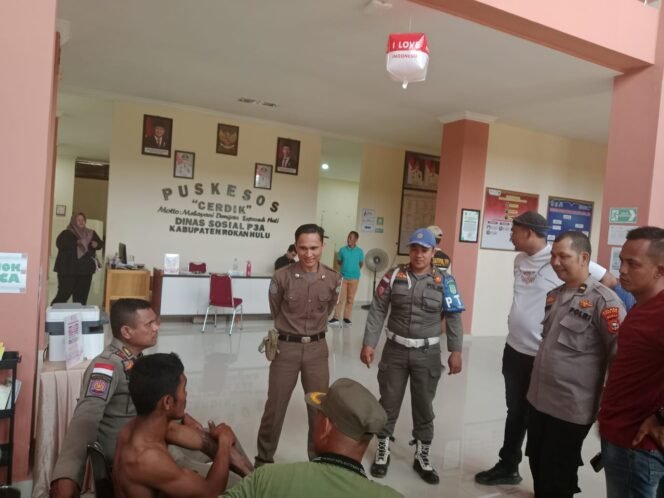 
					Respon Cepat! Polsek Rambah dan Satpol PP Evakuasi Warga dengan Gangguan Mental