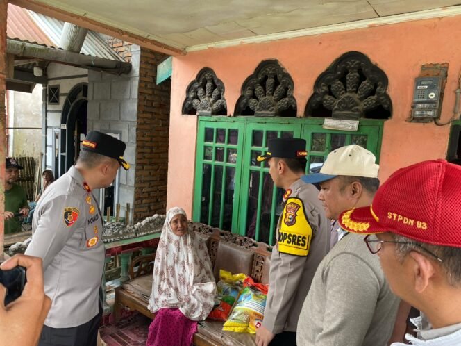 
					Kapolres Kuansing Tinjau Jalan Putus di Inuman, Salurkan Bantuan untuk Warga Terdampak.