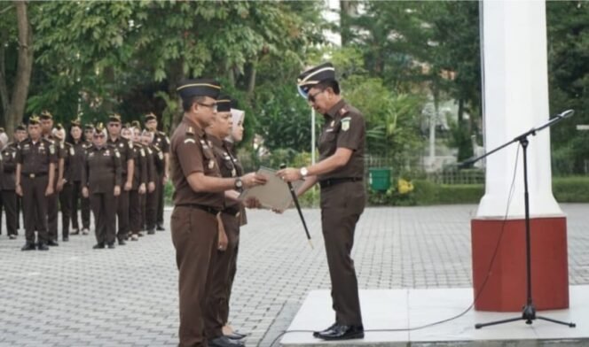 
					Kejati Riau Raih Penghargaan Terbaik III atas Kontribusi SPDP Online, Tingkatkan Transparansi dan Akuntabilitas Penegakan Hukum.