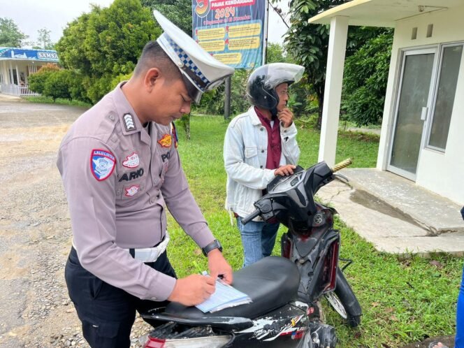 
					Tegakkan Kamseltibcar Lantas, Polres Kuansing Gelar Patroli dan Tilang Pelanggar.