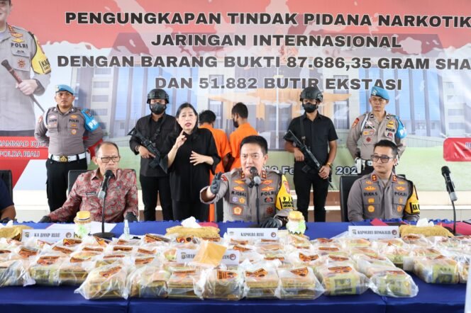 
					Polda Riau Bongkar Jaringan Narkotika Internasional: 87 Kg Sabu dan 51 Ribu Pil Ekstasi Diamankan