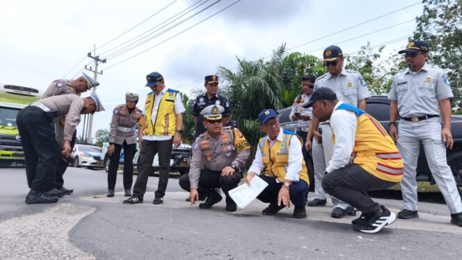 
					Dirlantas Polda Riau Tinjau Jalan Lintas Timur, Soroti Kerusakan dan Keselamatan.