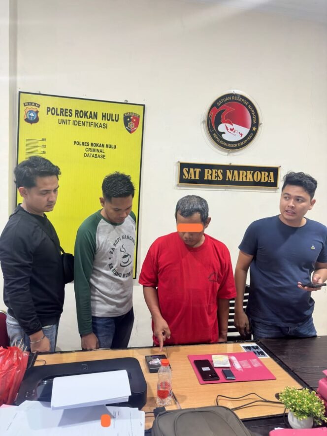 
					Polres Rokan Hulu Tangkap Pengedar Sabu di Desa Batas, 7 Paket Barang Bukti Disita.