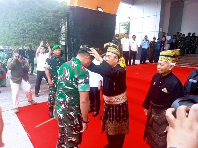 
					Pangdam I/Bukit Barisan Mayjen TNI Rio Firdianto Kunjungi Riau, Disambut dengan Adat dan Kehormatan.