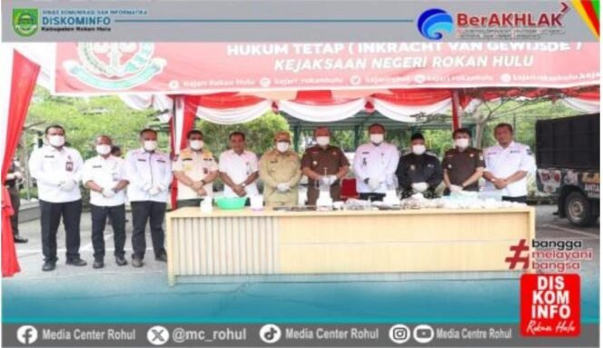 
					Bersama Kejari Bupati Rohul H Sukiman Laksanakan Pemusnahan Barang Bukti Tindak Pidana Umum