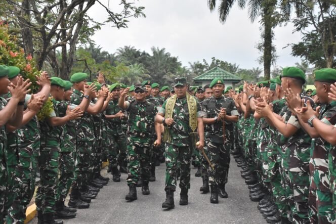 
					Pangdam I/BB Kunjungi Yonif 132/BS: Perkuat Moril Prajurit, Beri Arahan, dan Apresiasi Prestasi.
