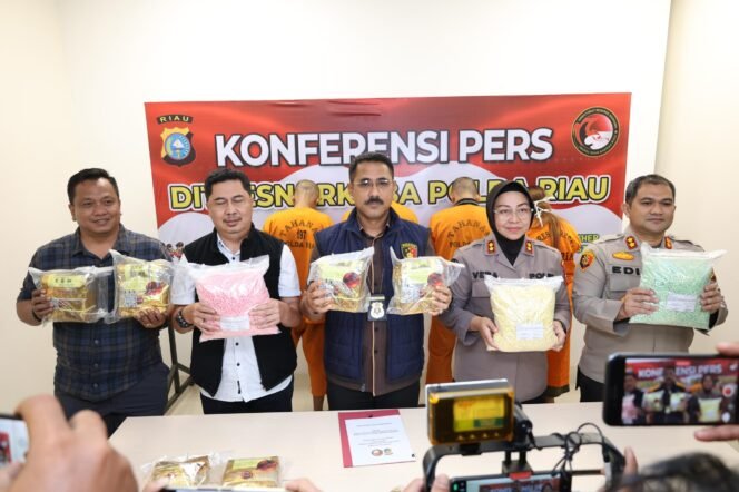 
					Polda Riau Gagalkan Penyelundupan 9,87 Kg Sabu dan 30.000 Ekstasi, Empat Pelaku Ditangkap.