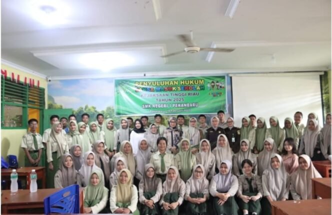 
					Kenali & Jauhi Bullying! Kejati Riau Berikan Penyuluhan Hukum di SMKN 1 Pekanbaru