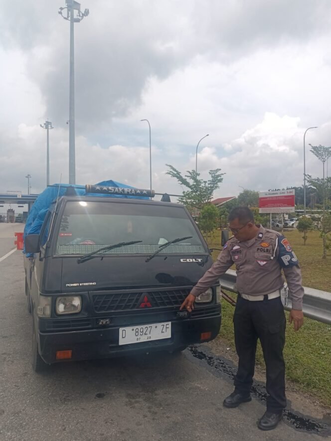 
					Pengemudi L300 Lawan Arus di Tol Pekanbaru-Dumai, Diamankan Polisi dan Dikenai Tilang.