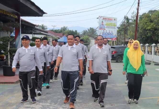 
					Jalan Santai, Semangat Tinggi: Pegawai Lapas Pasir Pangaraian Pererat Kebersamaan dan Jaga Kebugaran.