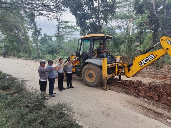 
					Jalan Diperbaiki, Lalu Lintas Lancar! Polres Rohul Atur Arus Demi Keselamatan Pengguna Jalan.