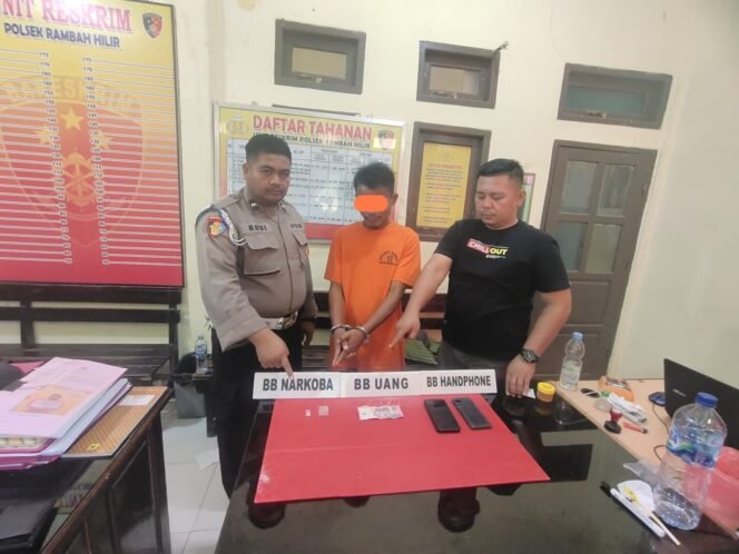 
					Polsek Rambah Hilir Tangkap Pengedar Sabu di Muara Musu, Amankan Barang Bukti 0,18 Gram.