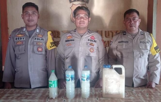 
					Jelang Ramadhan, Polsek Tambusai Utara Sita 8 Liter Tuak dalam Operasi KRYD.