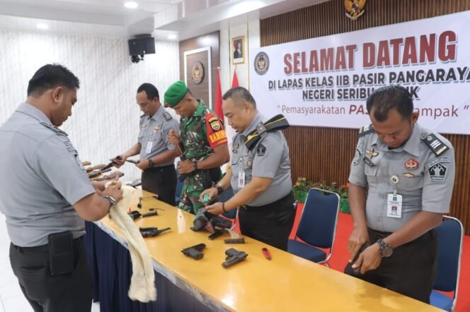
					Lapas Pasir Pangaraian Bersinergi dengan Koramil 02 Rambah dalam Pemeliharaan Senjata Api