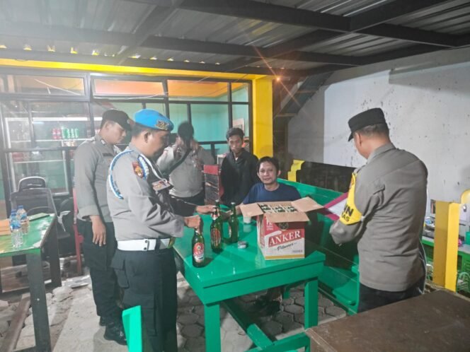 
					Polsek Rambah Intensifkan Patroli Jelang Ramadhan, Amankan Miras di Warung Karaoke.